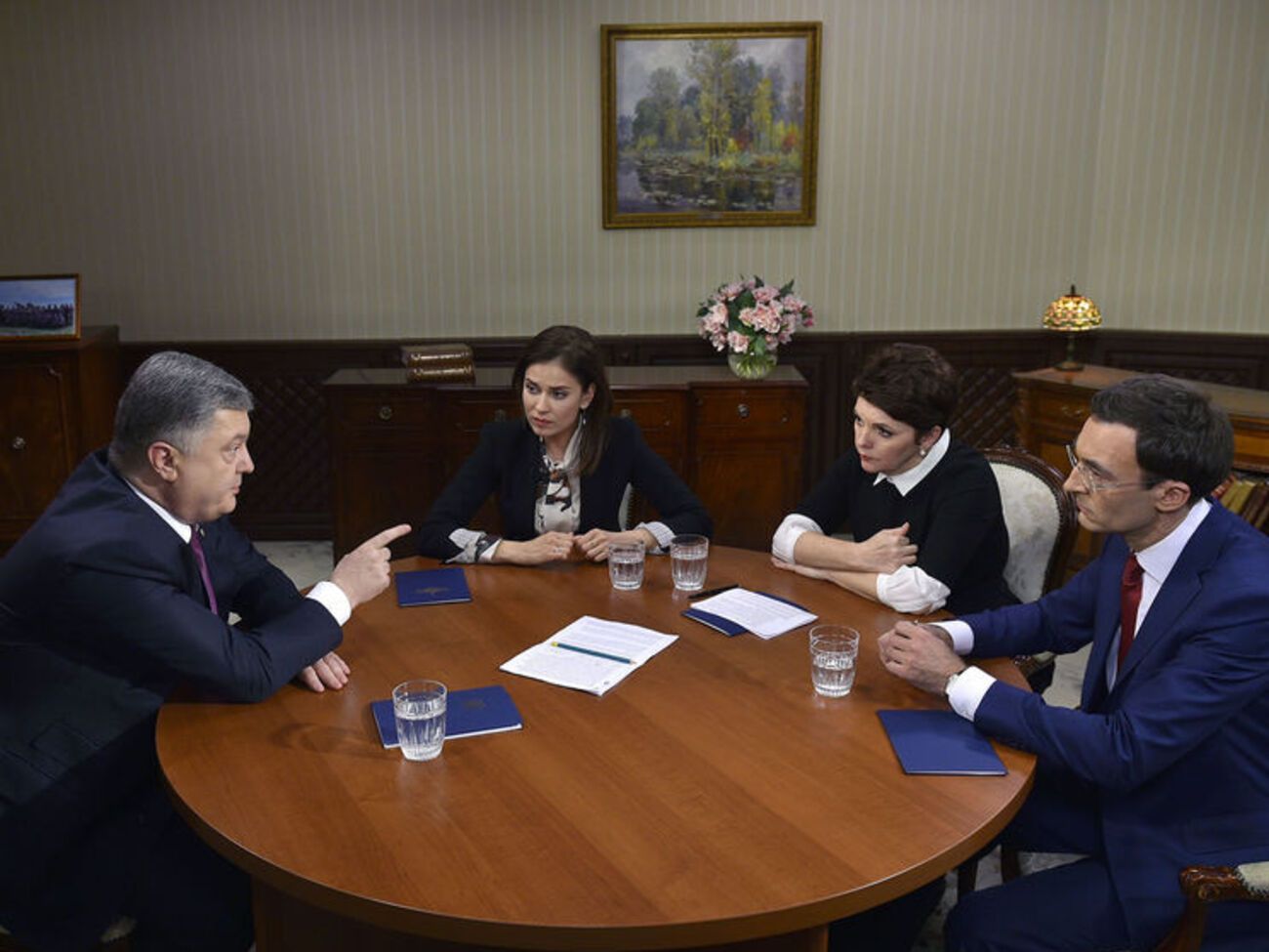 Порошенко: Искренние чувства добровольцев были использованы