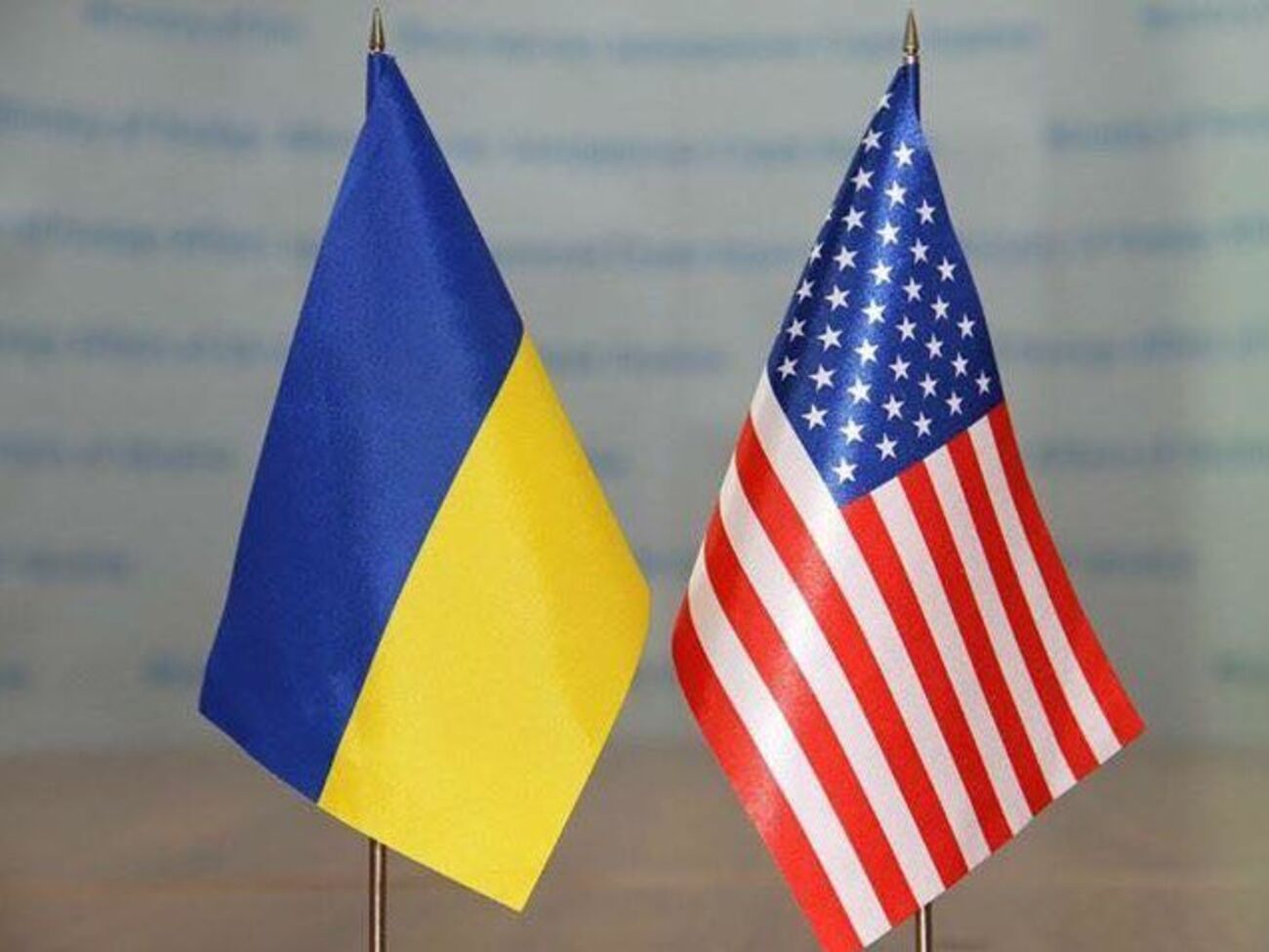 Сообщается, что деньги от США пойдут на борьбу с коррупцией, экономические превращения и развитие демократии в Украине