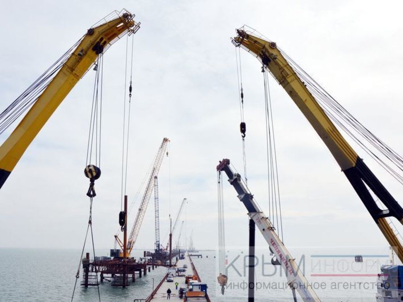 СМИ показали результаты строительства Керченского моста за год. Фоторепортаж