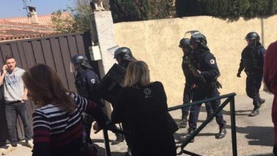 В городе Грассе на юге Франции неизвестный открыл огонь в школе