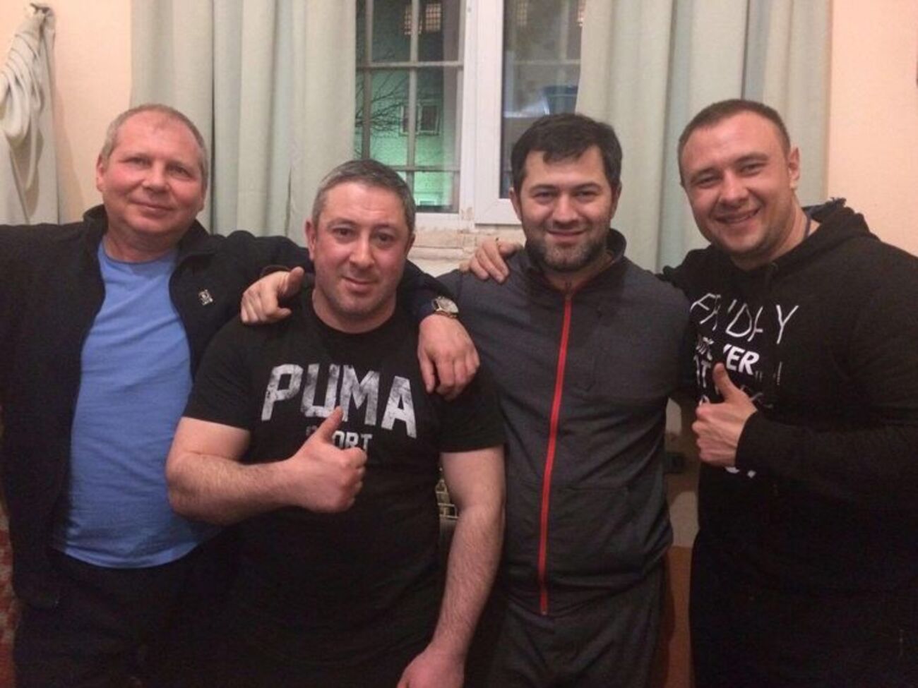 За кілька годин до виходу Насірова на волю головред видання НБН Тетяна Висоцька опублікувала у Facebook фото, зроблене у 285-й камері СІЗО. Відсторонений голова ДФС – другий праворуч