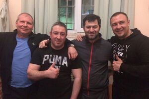 За кілька годин до виходу Насірова на волю головред видання НБН Тетяна Висоцька опублікувала у Facebook фото, зроблене у 285-й камері СІЗО. Відсторонений голова ДФС – другий праворуч