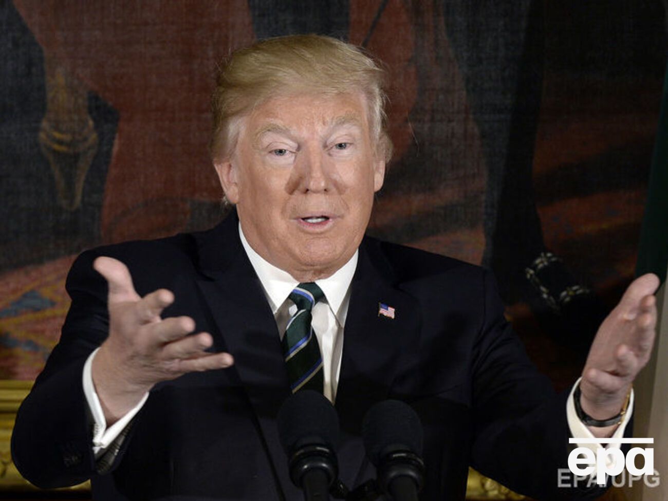 Хакер написал, что у Трампа маленькие руки