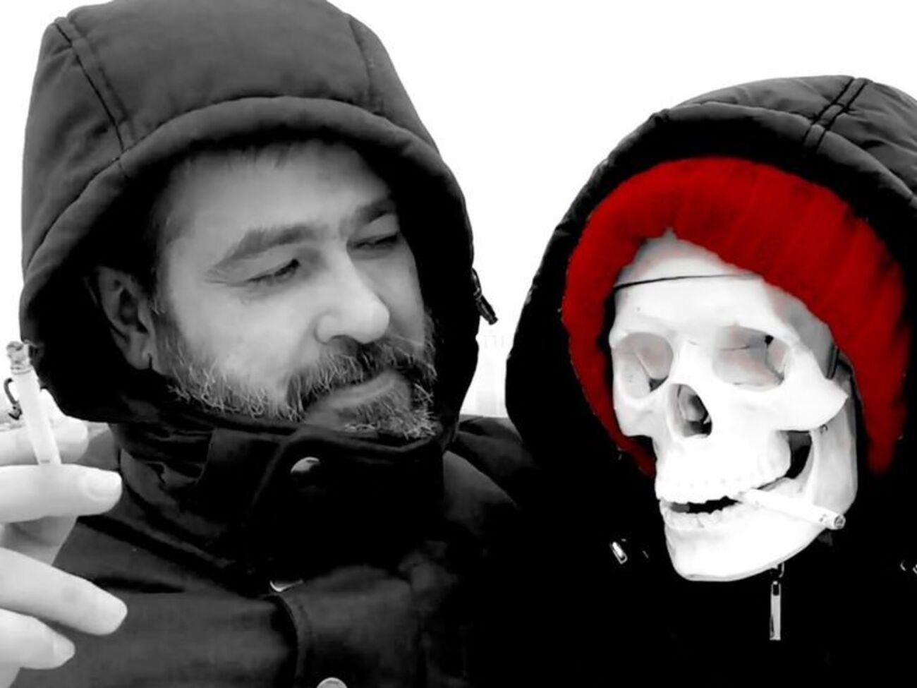 Васильев в ролике "станцевал" со скелетом