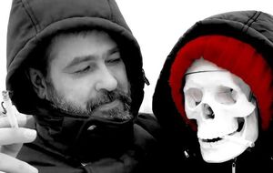 Васильев в ролике "станцевал" со скелетом