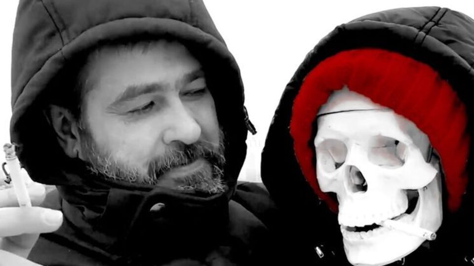 Васильев в ролике "станцевал" со скелетом