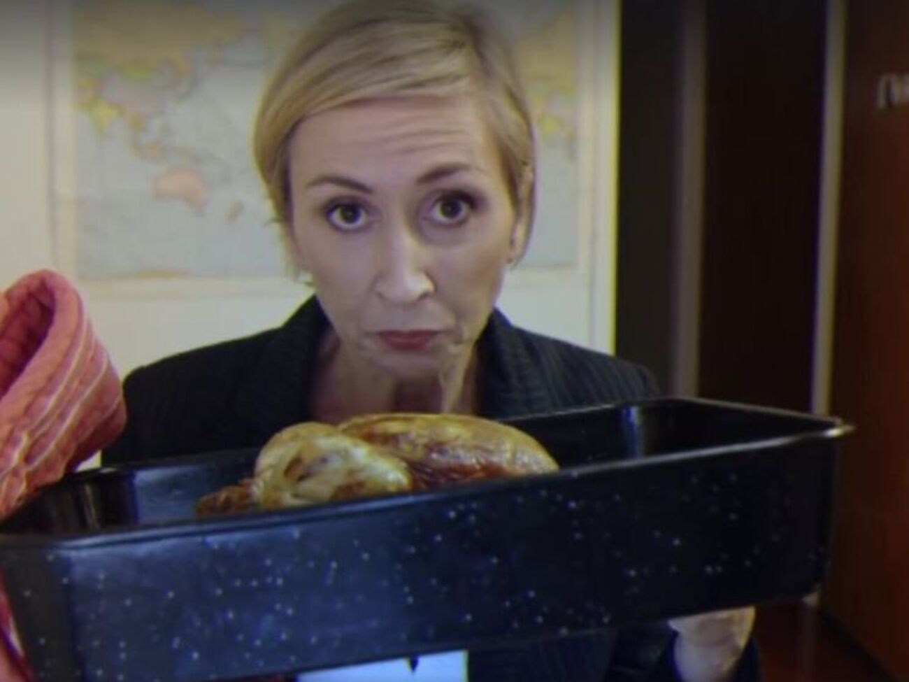 Во время шоу один из комиков берет интервью по&nbsp;Skype у женщины-эксперта, которая параллельно занимается своими делами