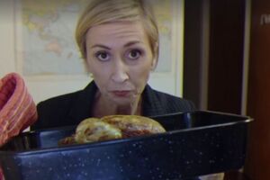 Во время шоу один из комиков берет интервью по Skype у женщины-эксперта, которая параллельно занимается своими делами