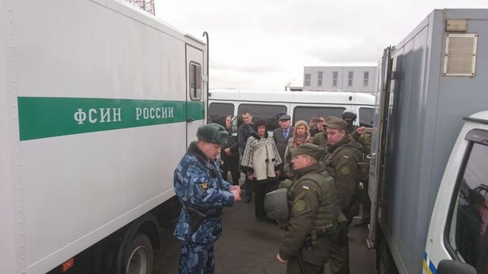 12 заключенных из Крыма передали на материковую часть Украины