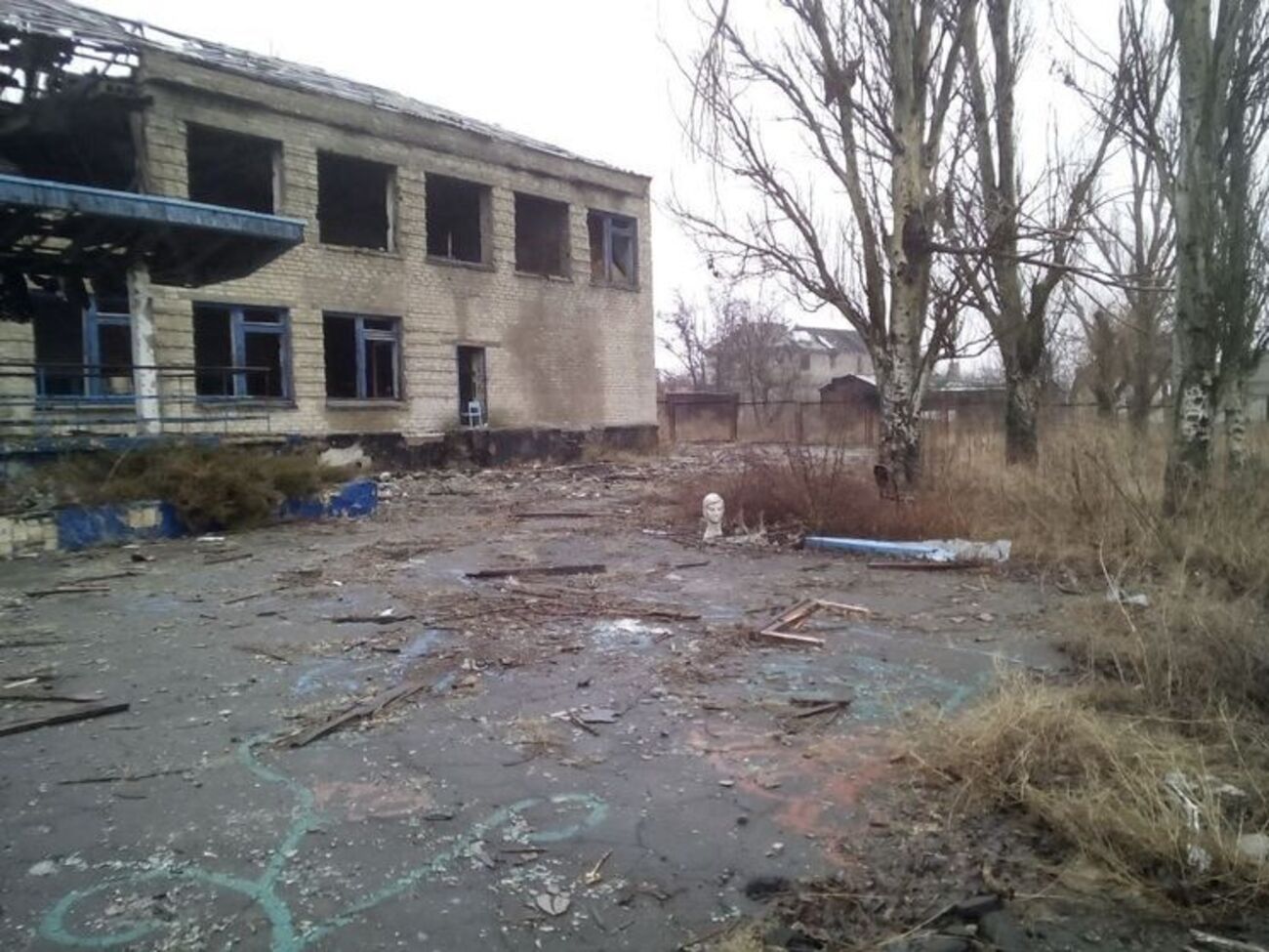 Разрушенные дома поселка зарастают бурьяном