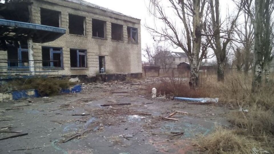 Разрушенные дома поселка зарастают бурьяном