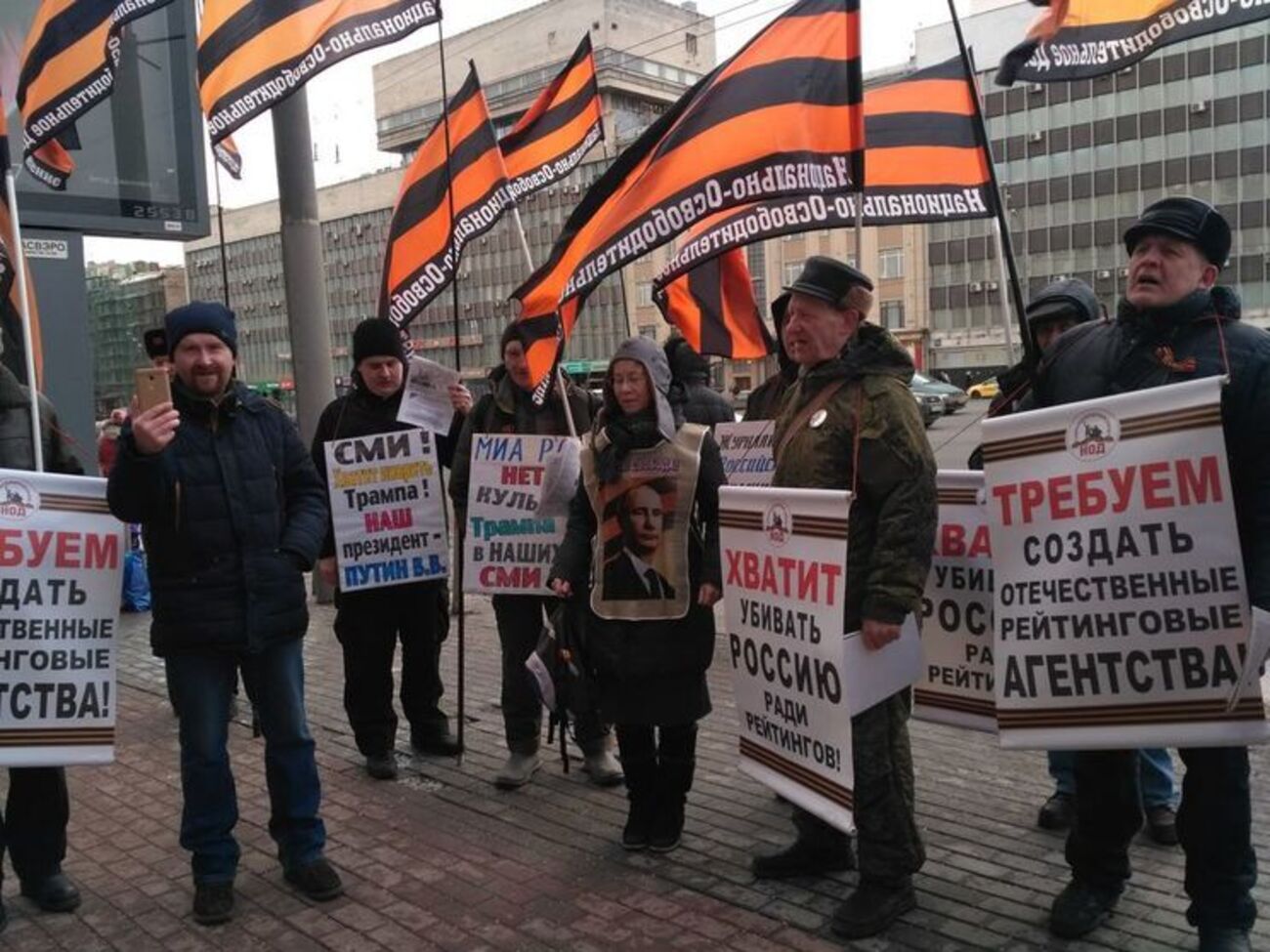 Активісти НВР на пікеті біля будівлі інформагентства "Россия сегодня"&nbsp;в Москві
