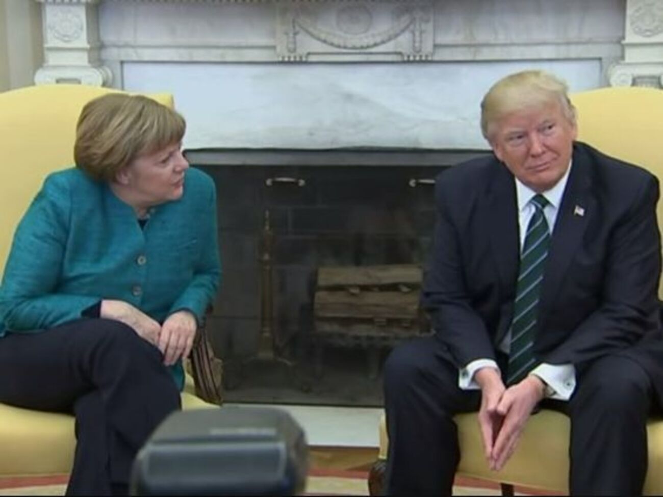 Меркель спросила у Трампа, не желает ли тот пожать руку