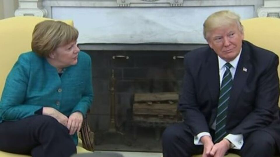 Меркель спросила у Трампа, не желает ли тот пожать руку