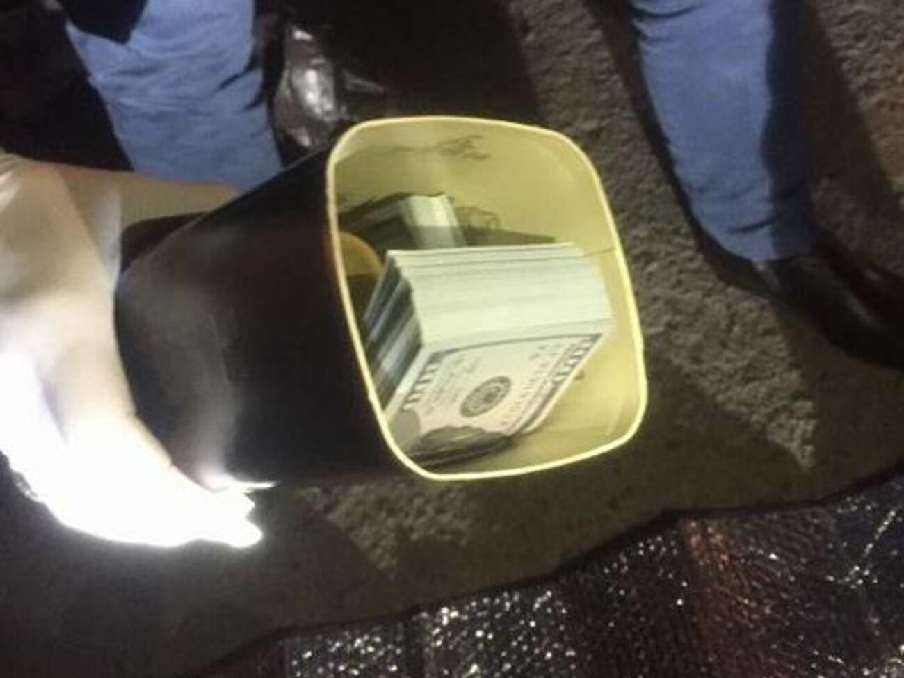 Взятка в тубусе от коньяка дала повод Луценко напомнить о Дне святого Патрика