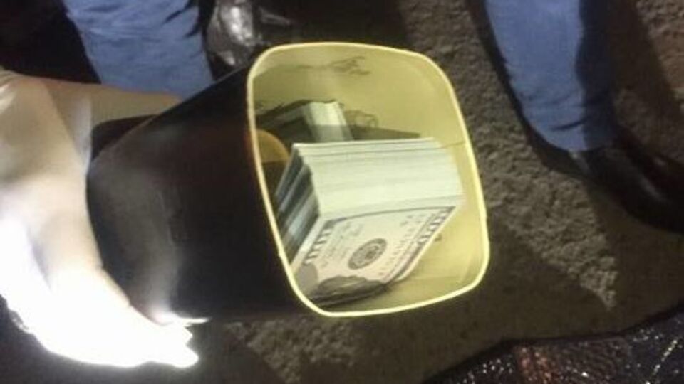 Взятка в тубусе от коньяка дала повод Луценко напомнить о Дне святого Патрика