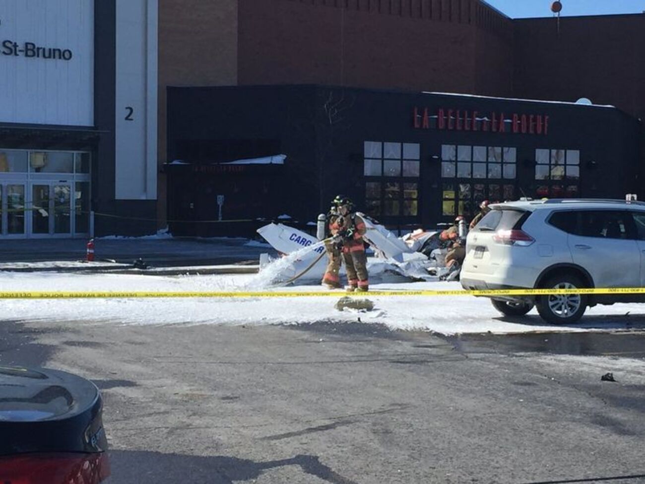 Один из самолетов упал на автомобильную парковку