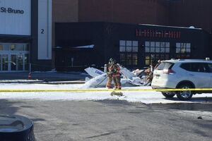 Один из самолетов упал на автомобильную парковку