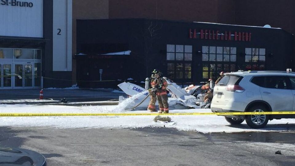 Один из самолетов упал на автомобильную парковку
