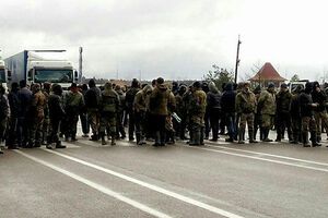Активісти перекрили дорогу