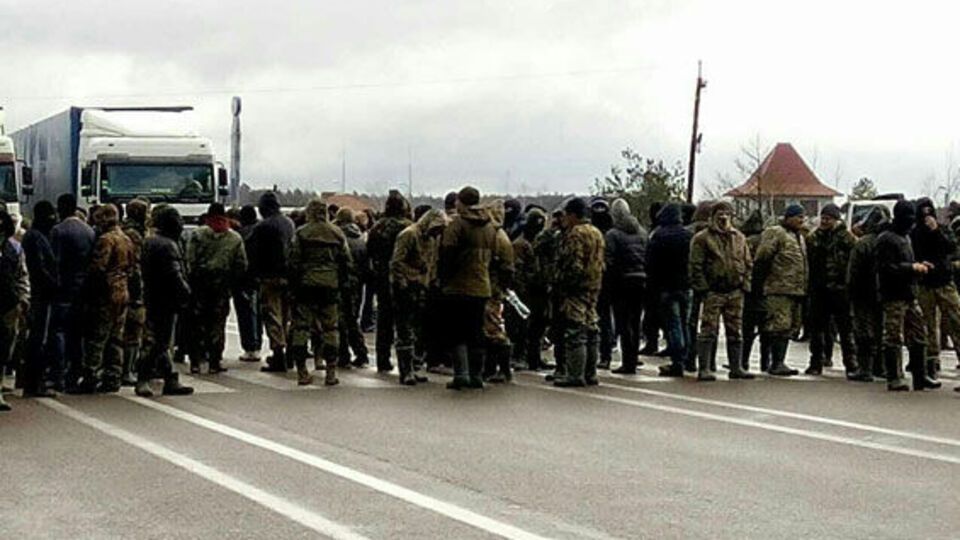 Активісти перекрили дорогу