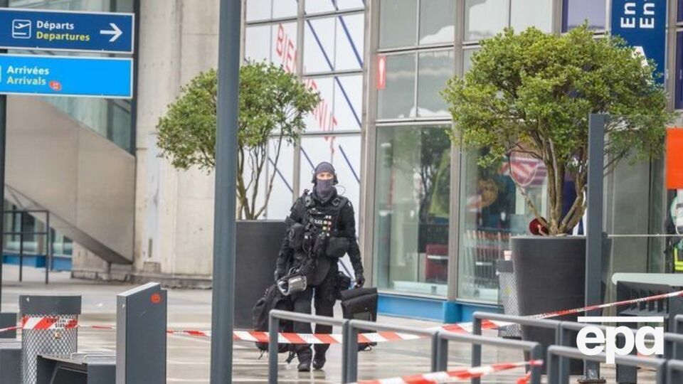Через стрілянину закриті обидва термінали паризького аеропорту Орлі