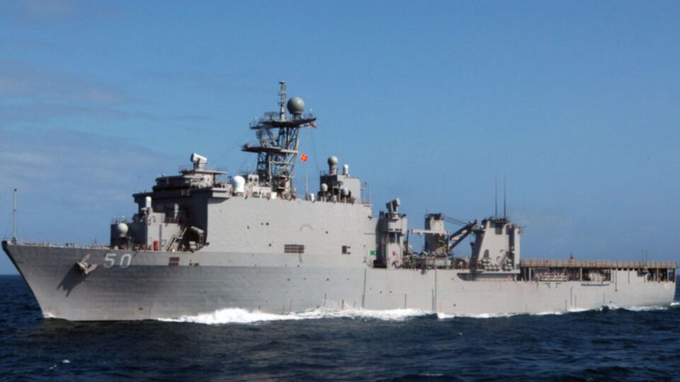 Десантный корабль ВМС США Carter Hall в Индийском океане