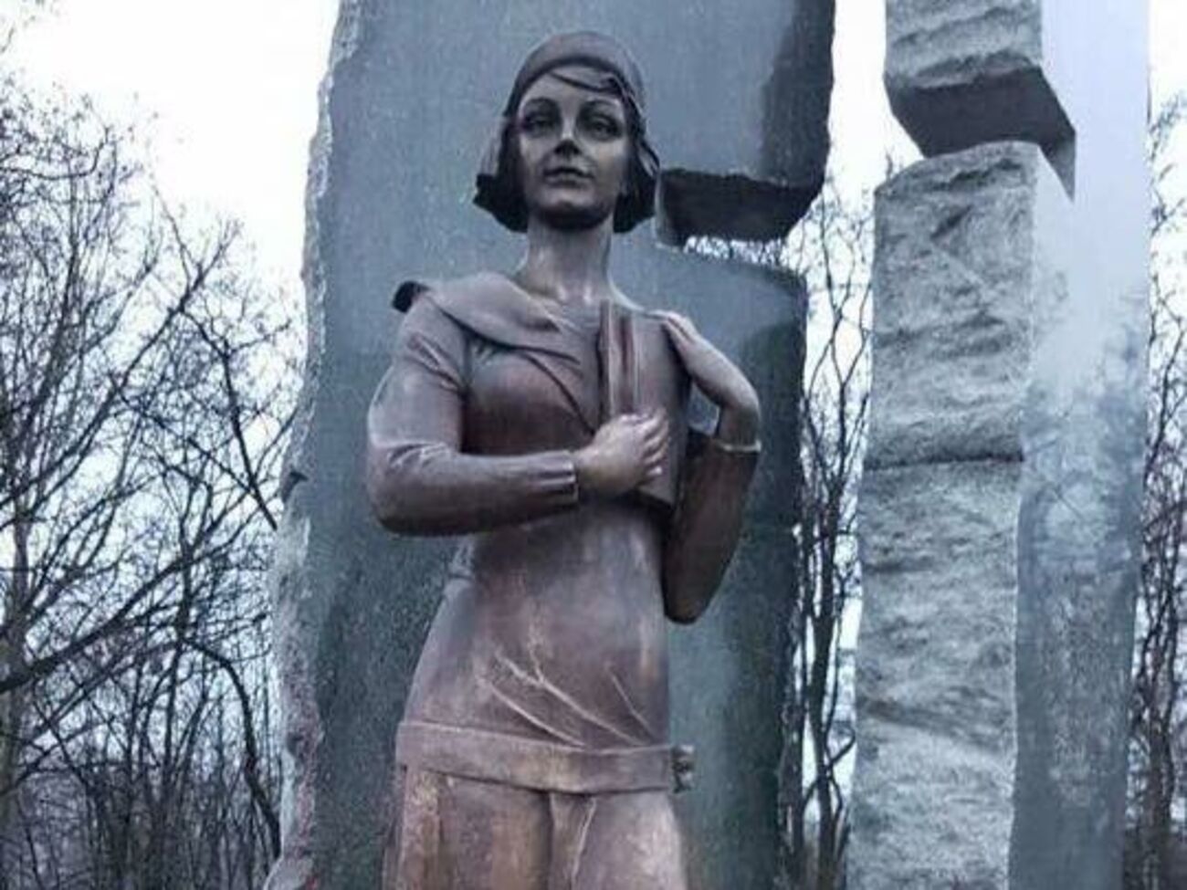 Неизвестные ночью облили красной краской памятник украинскому деятелю национально-освободительного движения, поэтессе Елене Телиге в Бабьем Яру