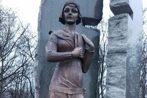 Неизвестные ночью облили красной краской памятник украинскому деятелю национально-освободительного движения, поэтессе Елене Телиге в Бабьем Яру