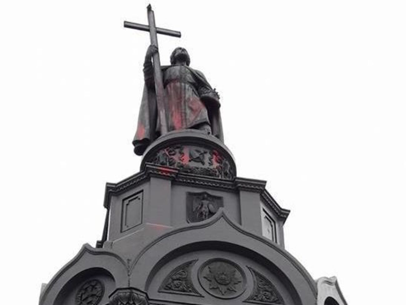 Й Олені Телізі, і Володимиру Великому пам'ятники облили червоною фарбою