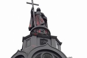 Й Олені Телізі, і Володимиру Великому пам'ятники облили червоною фарбою