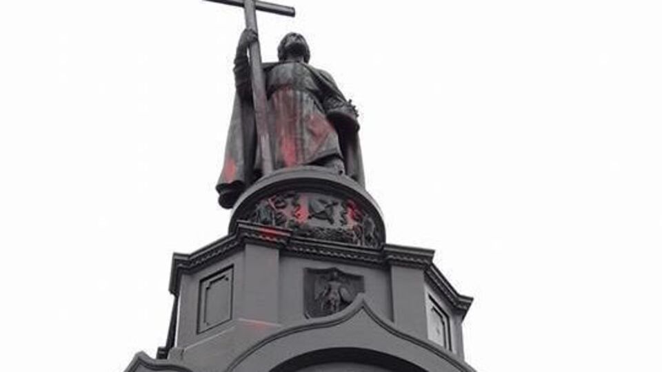 Й Олені Телізі, і Володимиру Великому пам'ятники облили червоною фарбою