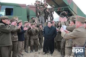 Кім Чен Ин в оточенні військових