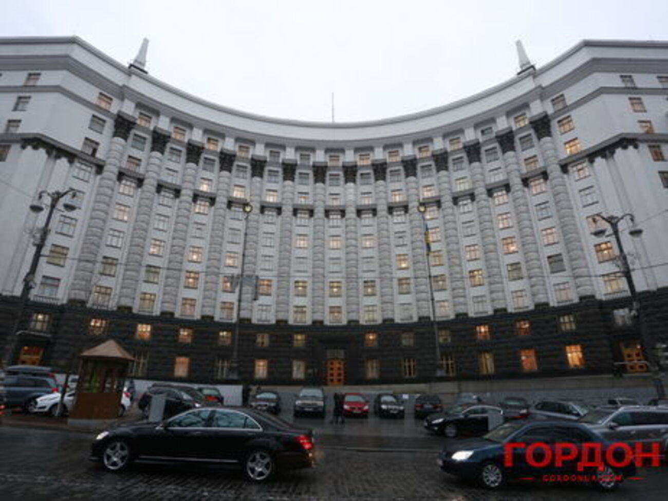 У секретаріаті Кабміну підкреслили, що закріплення автомобілів за конкретними посадовими особами не здійснюється