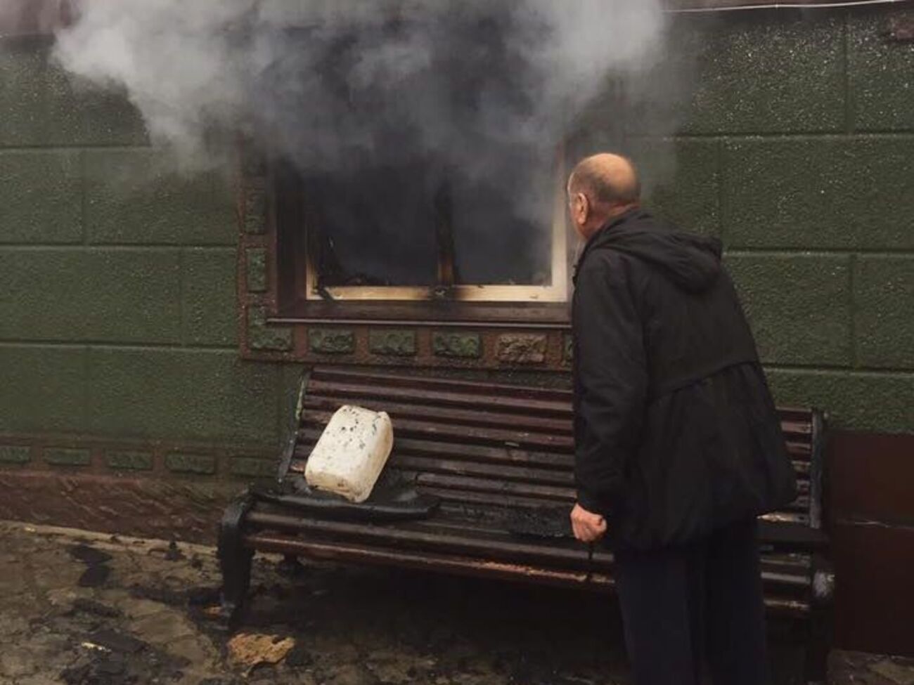 В Авдіївці зруйнований будинок, триває пожежа