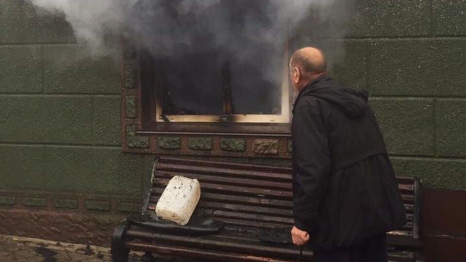 В Авдіївці зруйнований будинок, триває пожежа