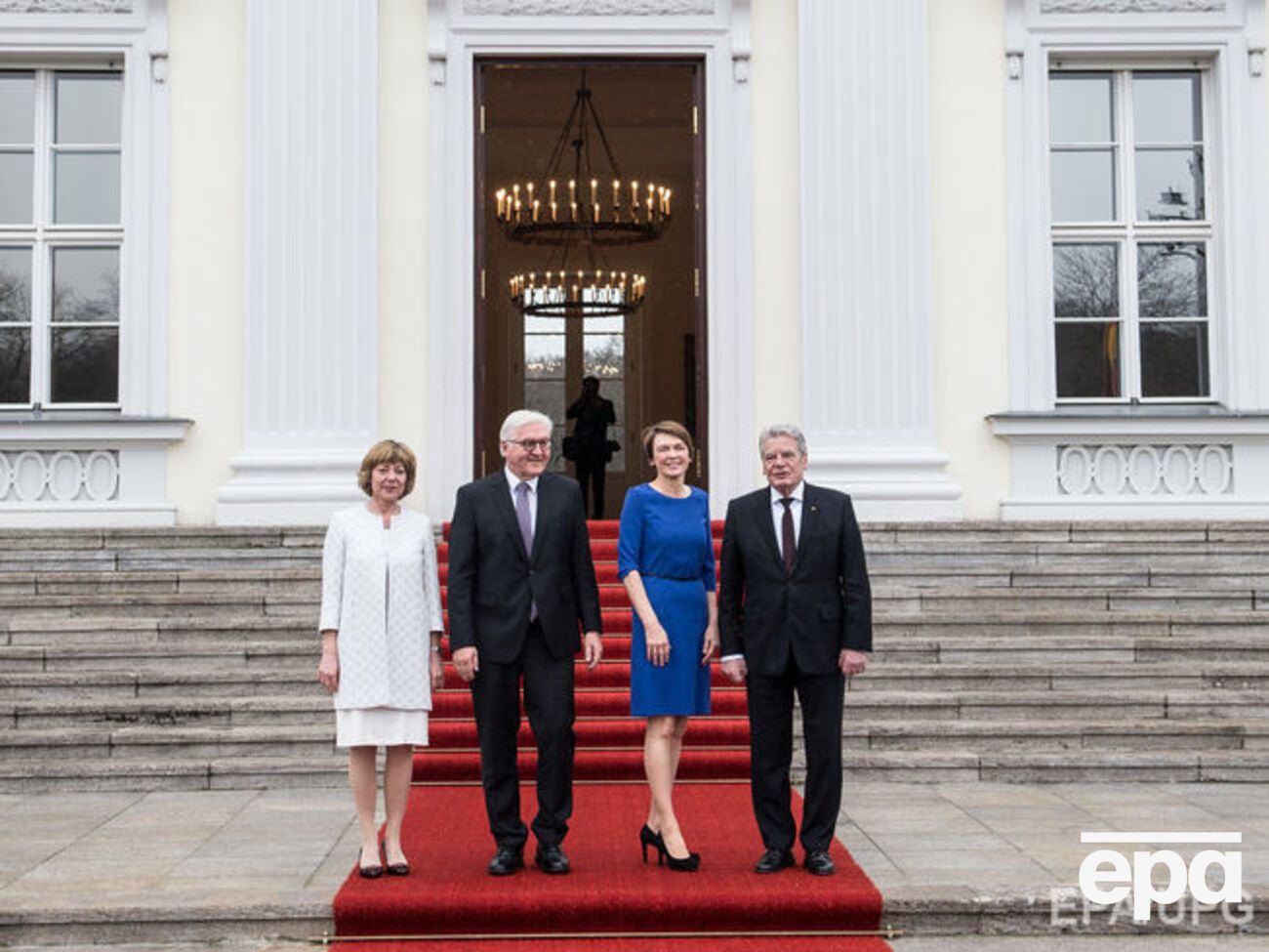 Франк-Вальтер Штайнмайер с супругой Эльке Бюденбендер (на фото в центре) и Йоахим Гаук с супругой&nbsp;Даниэлой Шадт у входа в президентскую резиденцию