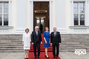 Франк-Вальтер Штайнмайер с супругой Эльке Бюденбендер (на фото в центре) и Йоахим Гаук с супругой Даниэлой Шадт у входа в президентскую резиденцию