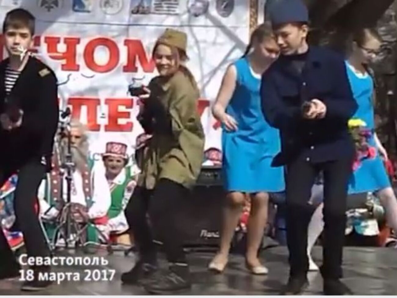 Дети на празднике в честь аннексии Крыма "стреляли" и делали вид, что бросают гранаты