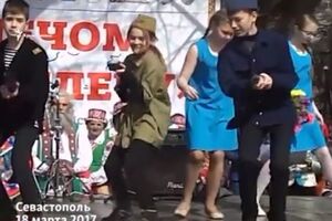 Дети на празднике в честь аннексии Крыма "стреляли" и делали вид, что бросают гранаты
