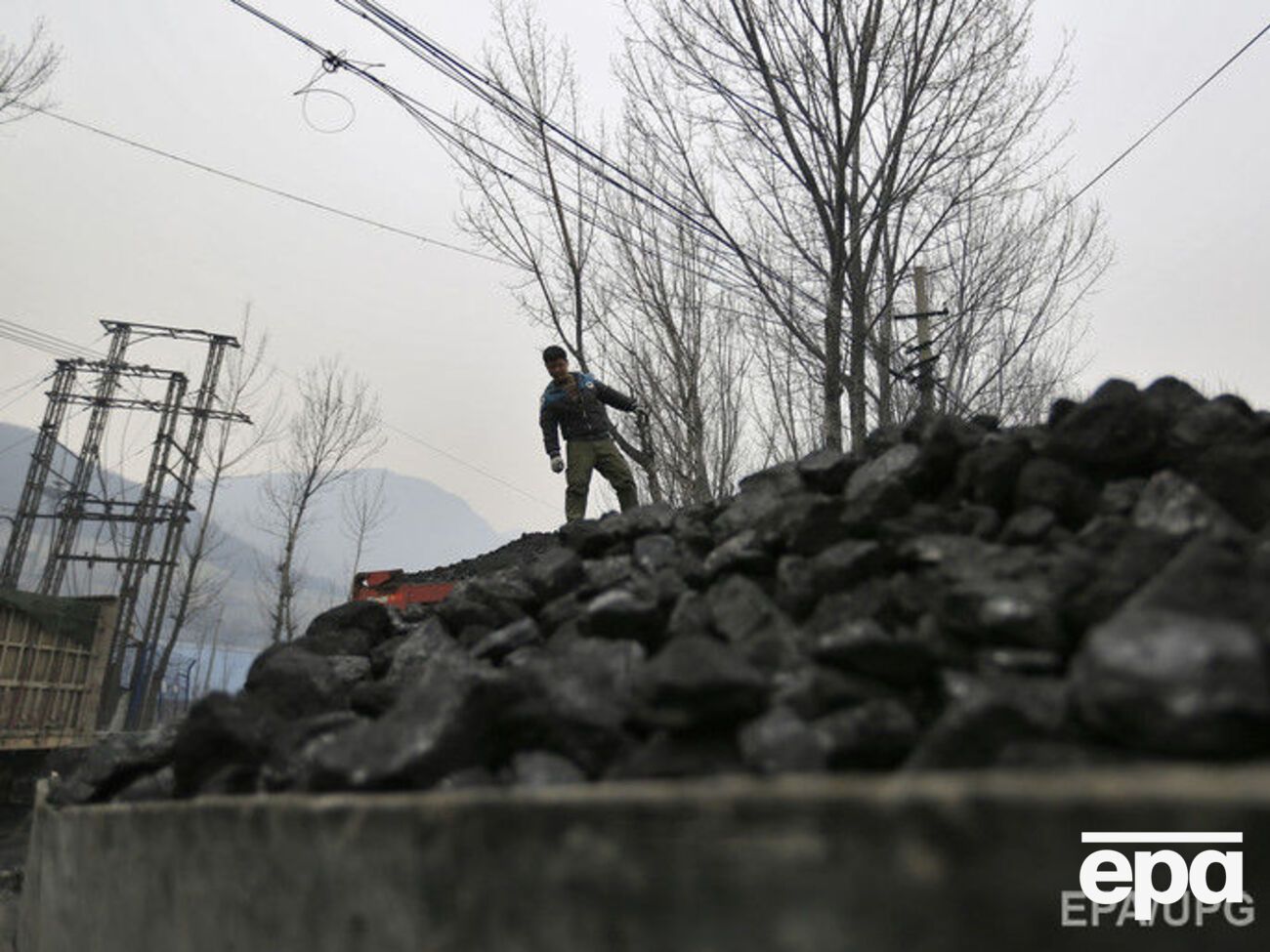 Шесть горняков с травмами были подняты на поверхность.