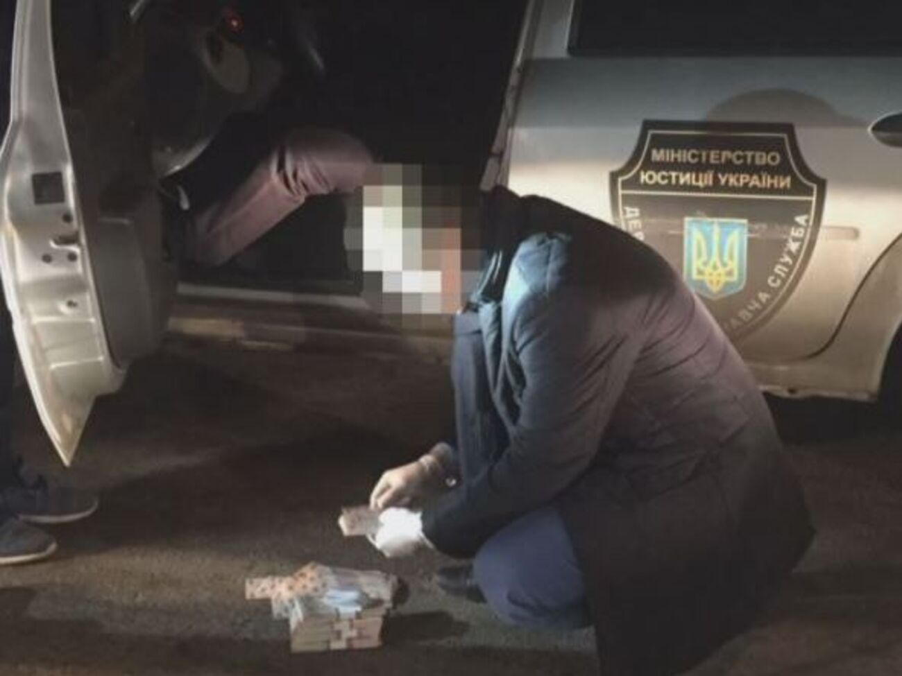 В Днепре задержали двух чиновников при получении почти миллионной взятки