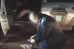 В Днепре задержали двух чиновников при получении почти миллионной взятки