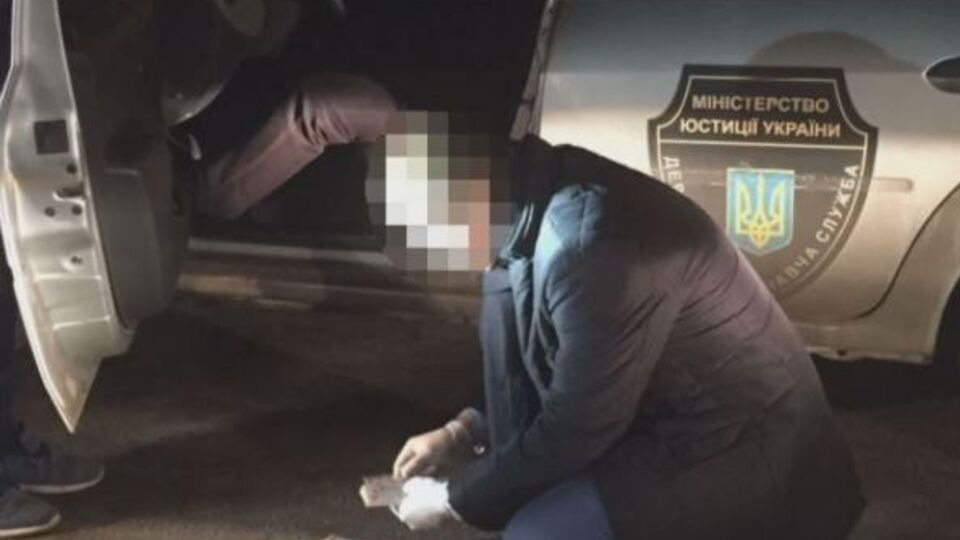 У Дніпрі затримали двох чиновників під час отримання майже мільйонного хабара