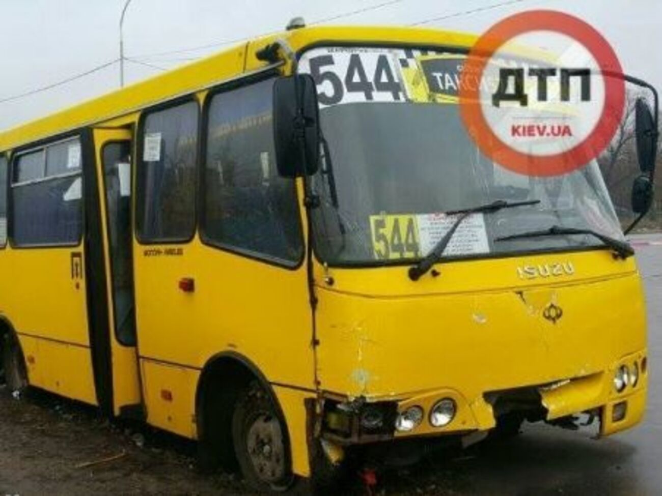 Викрадена маршрутка під час погоні сильно постраждала