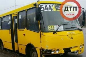 Викрадена маршрутка під час погоні сильно постраждала