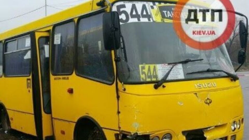 Викрадена маршрутка під час погоні сильно постраждала