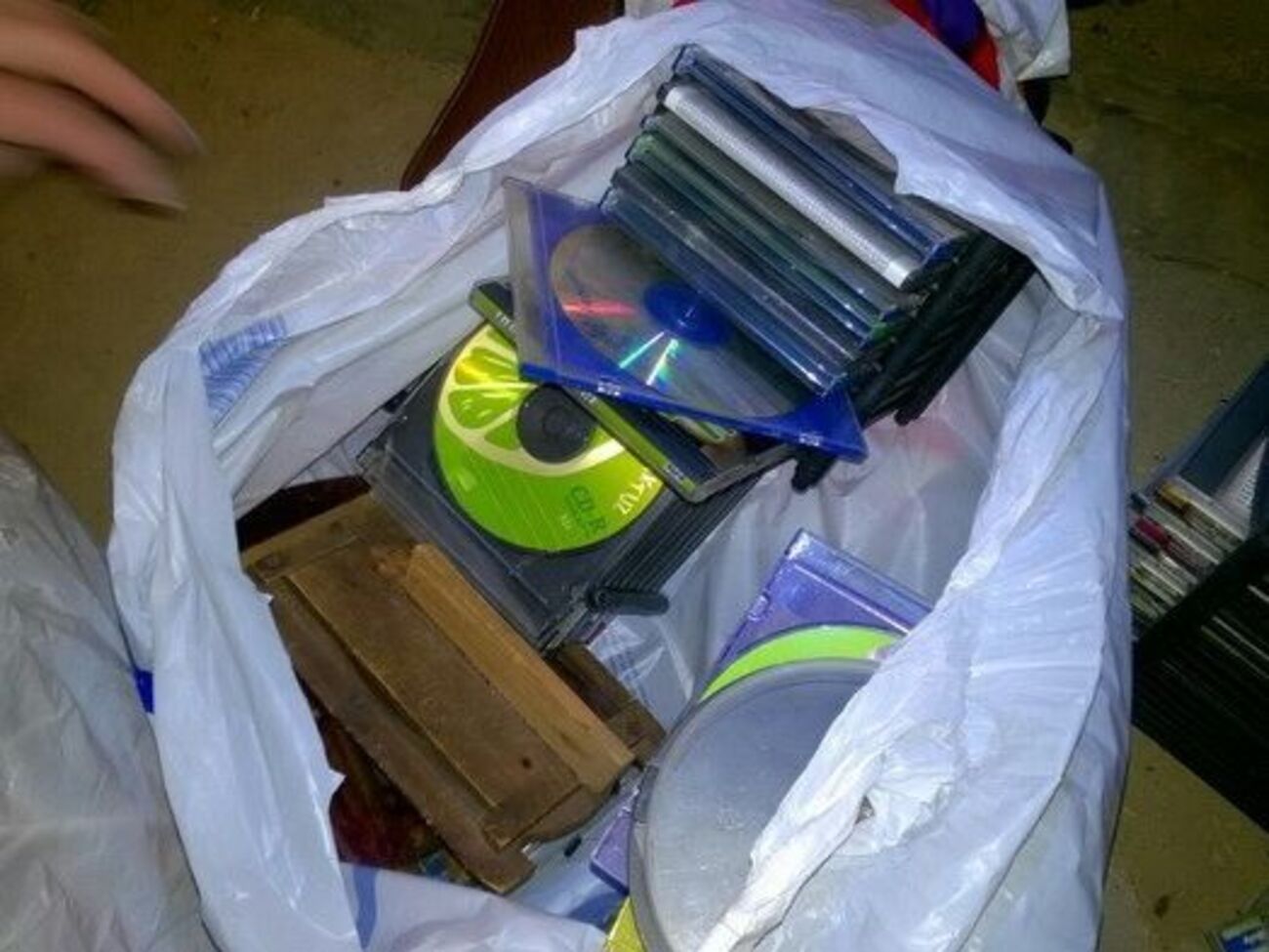 Під час обшуків у спільниці бойовиків вилучили засоби зв'язку, фотографії, відеоматеріали, носії інформації