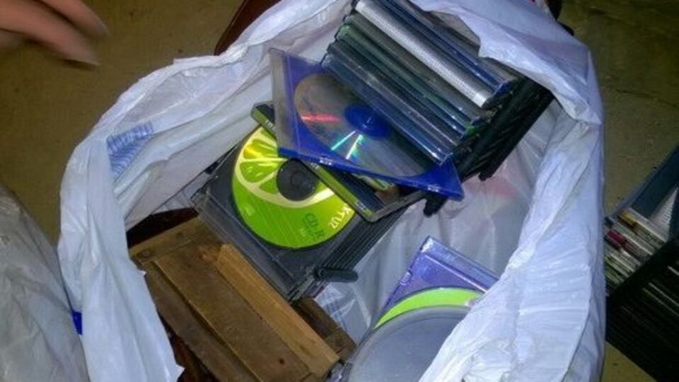 Під час обшуків у спільниці бойовиків вилучили засоби зв'язку, фотографії, відеоматеріали, носії інформації