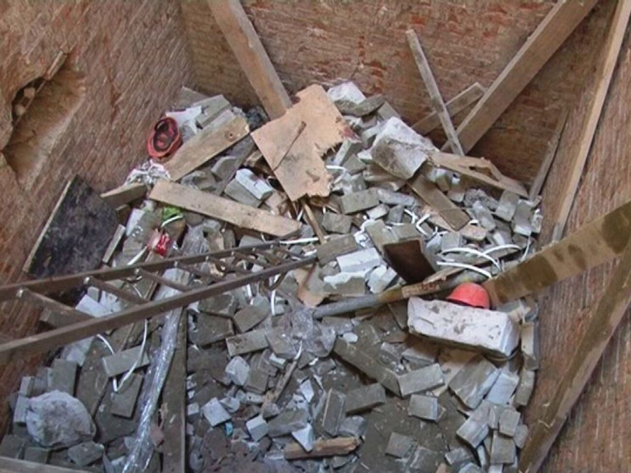 Рабочие упали вместе с конструкциями дома с высоты шестого этажа